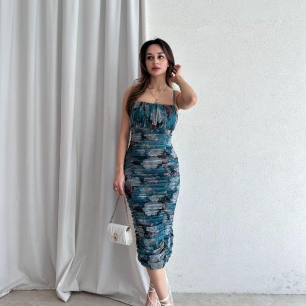 Floral kiss in emerald green