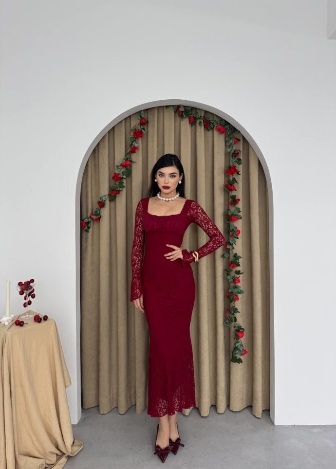 Red velvet cake dentelle dress