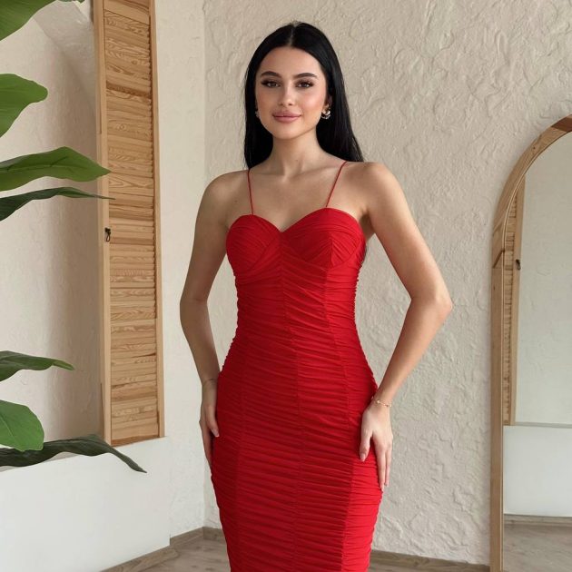 Robe rouge froncée