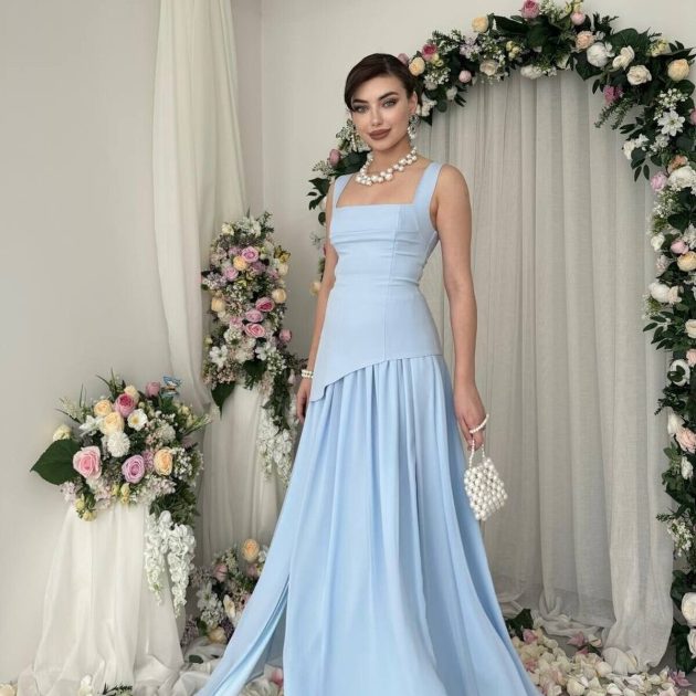 Robe bleu ciel asymétrique plissée