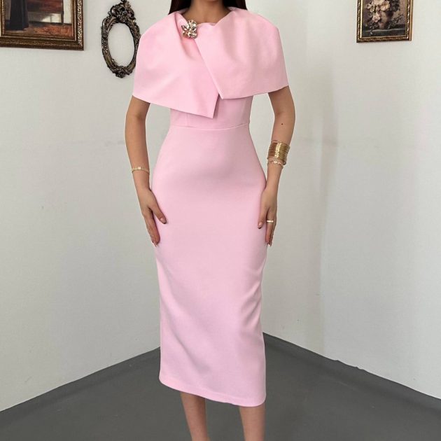 Robe rose cape broche