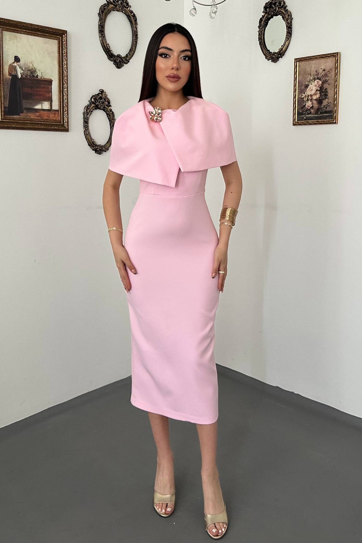Robe rose cape broche