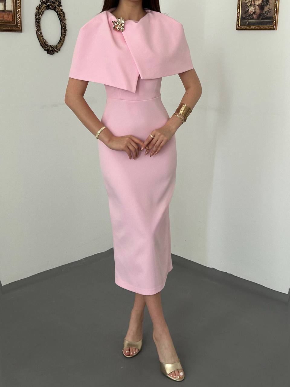 Robe rose cape broche – Image 3