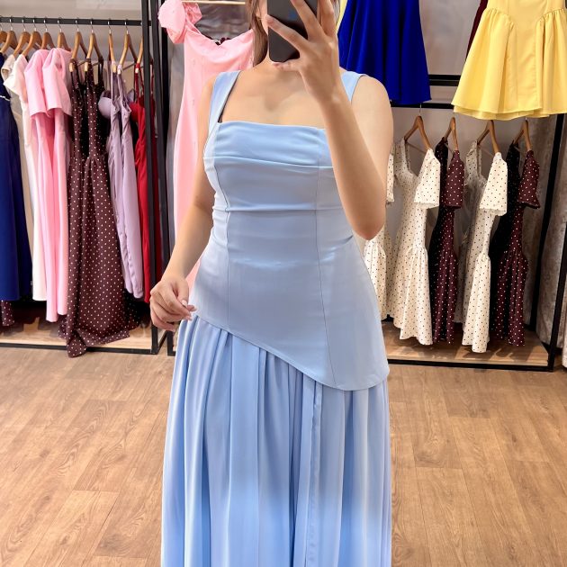 Robe bleu ciel asymétrique plissée