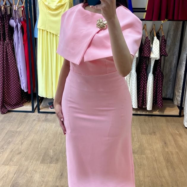 Robe rose cape broche