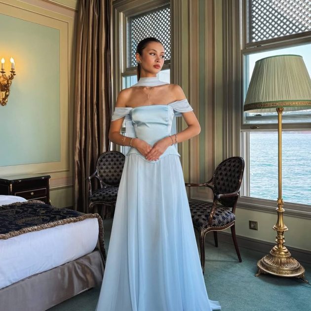 Robe bleu poudré choker