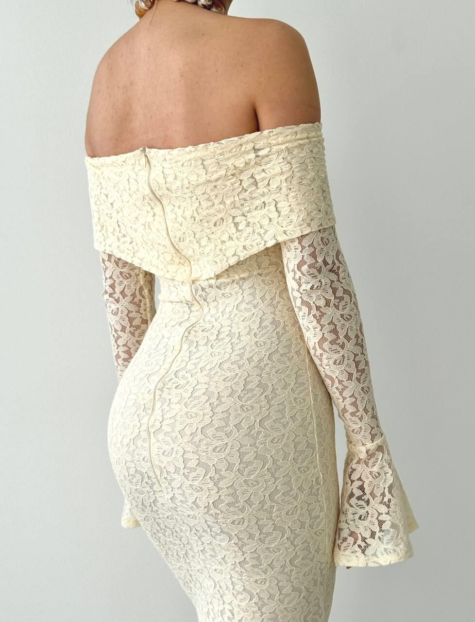 Robe Dentelle beige Épaules Dénudées – Image 3